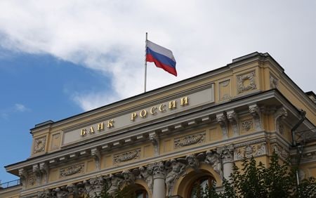 　ロシア中央銀行は２７日、主要７カ国（Ｇ７）がロシアの凍結資産を活用しようとしていることを受け、新興国の中央銀行が外貨準備分散のため金を購入しているとの見方を示した。写真はロシア中央銀行の本部。モスクワで７月撮影（２０２５年　ロイター／Evgenia Novozhenina）