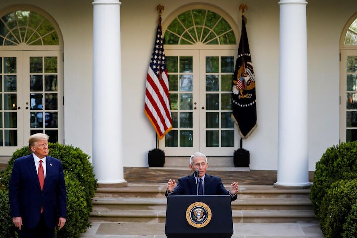 3月29日、ホワイトハウスでスピーチをするファウチ　Al Drago-REUTERS