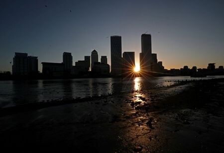 ６月１０日、格付け会社ムーディーズは、今年、英国経済が被る打撃は先進国中で最も大きく、公的債務が国内総生産（ＧＤＰ）に占める比率は２０１９年比で２４％ポイント超急増する可能性が高いとの見方を示した。ロンドンで２月撮影（２０２０年　ロイター０/Hannah McKay）