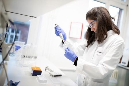 感染症流行対策イノベーション連合（ＣＥＰＩ）は２３日、３つの異なる研究チームが新型コロナウイルスのワクチン開発に向けた作業を開始したと発表した。写真は新型コロナウイルスの検査をする病院職員。ベルリンで２１日撮影（２０２０年　ロイター/AXEL SCHMIDT）