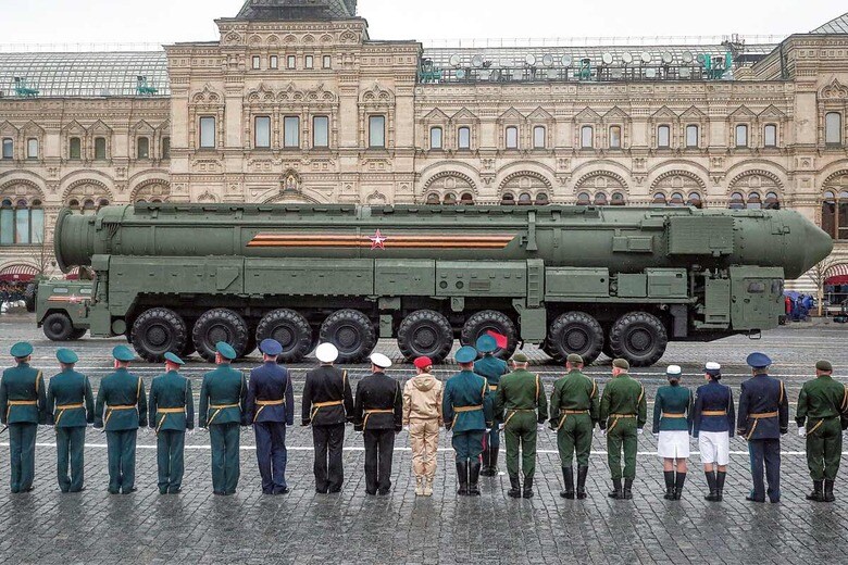 対独戦勝利記念日のパレードで披露されたロシアの大陸間弾道ミサイル（2021年5月9日）　AP/AFLO