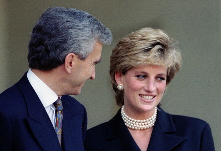 1995年にパリを訪問したダイアナ（左はモエ・ヘネシー・ルイ・ヴィトンのベルナール・アルノー会長）　Charles Platiau-REUTERS