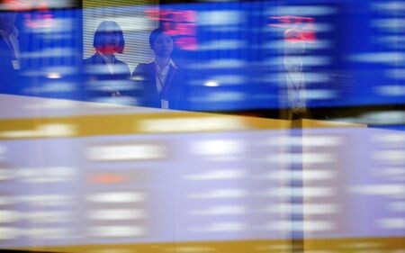 　６月２６日、新規株式公開（ＩＰＯ）銘柄が人気化している。今週上場したのは新型コロナウイルスの影響で上場が延期されていた銘柄が多く、待ち構えていた個人投資家を中心とした買いが殺到し初値は公開価格を大きく上回った。写真は東京証券取引所で２０１８年１０月撮影（２０２０年　ロイター／Toru Hanai）