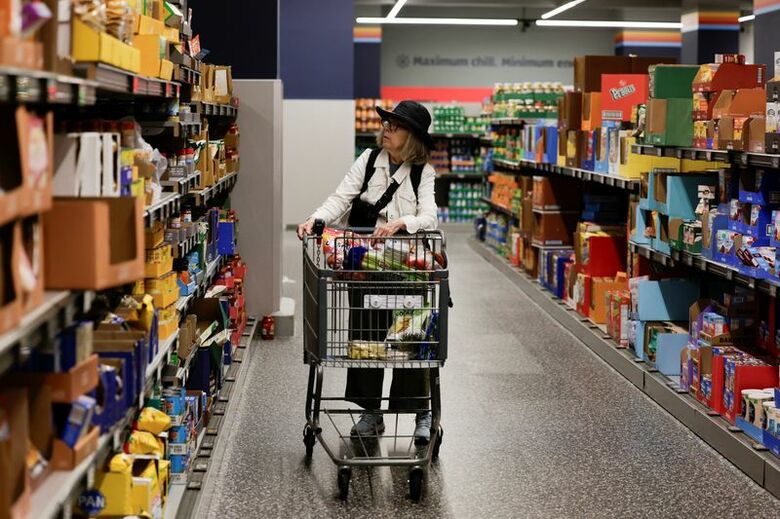ニューヨーク市内の食料品店で8月26日撮影 REUTERS/Jeenah Moon