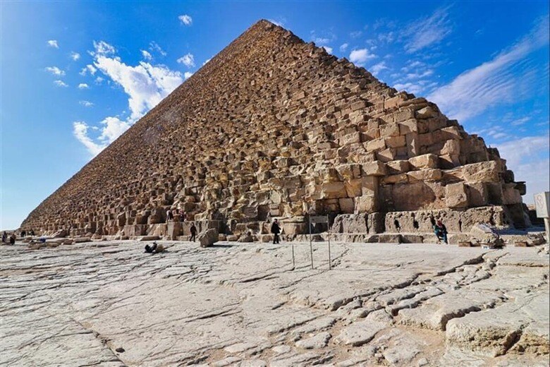 クフ王のピラミッド　CK-TravelPhotos-shutterstock