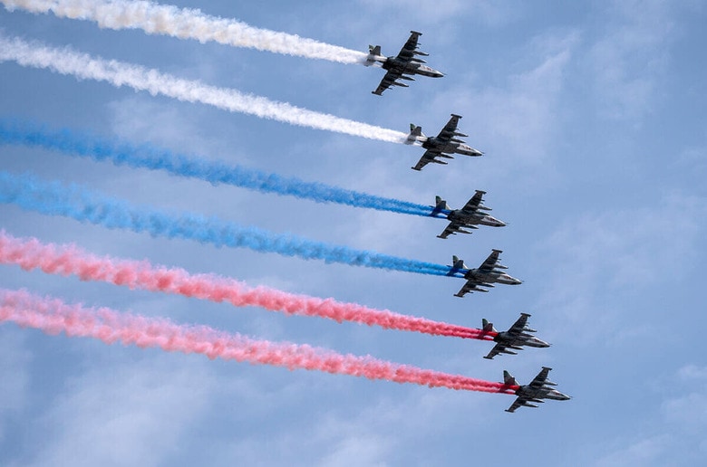 戦勝記念日のリハーサルで、煙によって空に「ロシア国旗」を描く6機のSu-25（2021年5月7日）　aarrows-Shutterstock