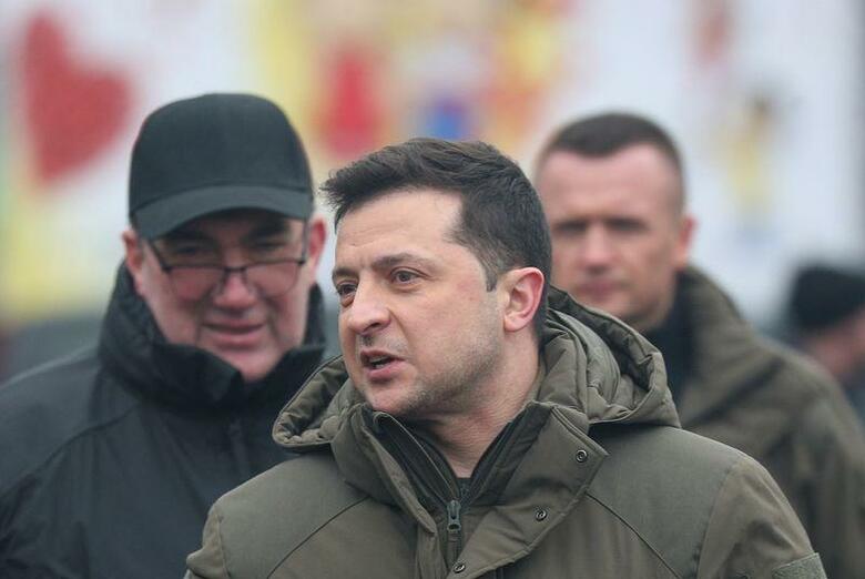 ウクライナのゼレンスキー大統領は、インタビューに応じ、ロシアとの有意な和平協議を実施するには、ロシアが爆撃を停止する必要があるとの考えを示した。写真は２月撮影（２０２２年　ロイター/Irakli Gedenidze）