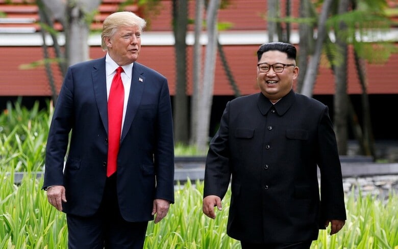 ６月１２日、トランプ米大統領は、北朝鮮の金正恩朝鮮労働党委員長との首脳会談で「多くの進展」があったとの認識を示し、両国が合意に署名する見込みだと述べた。ワーキングランチの後カペルホテルを散歩する両首脳（２０１８年　ロイター／Jonathan Ernst）