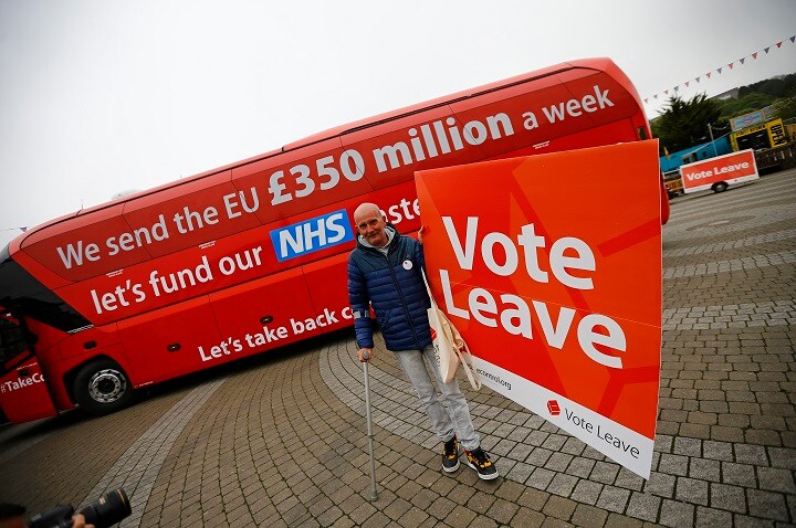 資金は「EUに拠出するよりNHSへ」と書いた離脱派のバス　Darren Staples-REUTERS