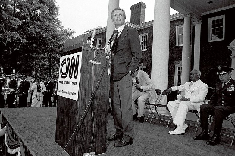 80年6月1日、アトランタの「世界本部」前でCNN創業の挨拶をするターナー　RICK DIAMOND/GETTY IMAGES