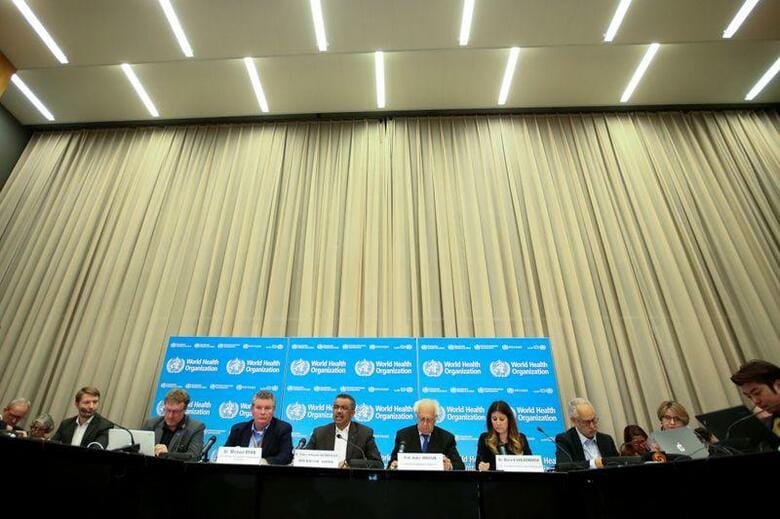 世界保健機関（WHO）報道官は3日、新型コロナウイルスの発生源となった中国に多国籍の専門家チームが派遣されることを明らかにした。写真は会見するWHO幹部ら。1月撮影（2020年　ロイター/Denis Balibouse）