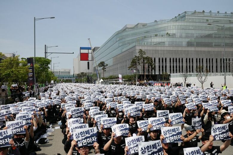 写真は抗議集会を行うサムスン電子の従業員。4月23日、ソウル近郊・平沢市内の同社工場前で撮影。REUTERS/Kim Hong-Ji
