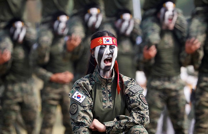 斬首部隊は韓国軍・特殊戦司令部の兵士約1000人で構成（写真は特殊戦司令部の兵士によるデモンストレーション）　Kim hong Ji-REUTERS