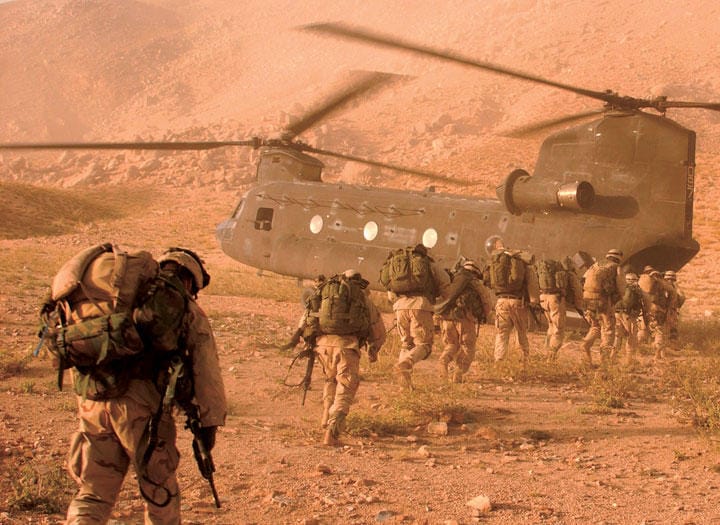 米兵は対テロの名の下に各地で戦ってきた（2001年、アフガニスタン）　UNIVERSAL HISTORY ARCHIVE/GETTY IMAGES