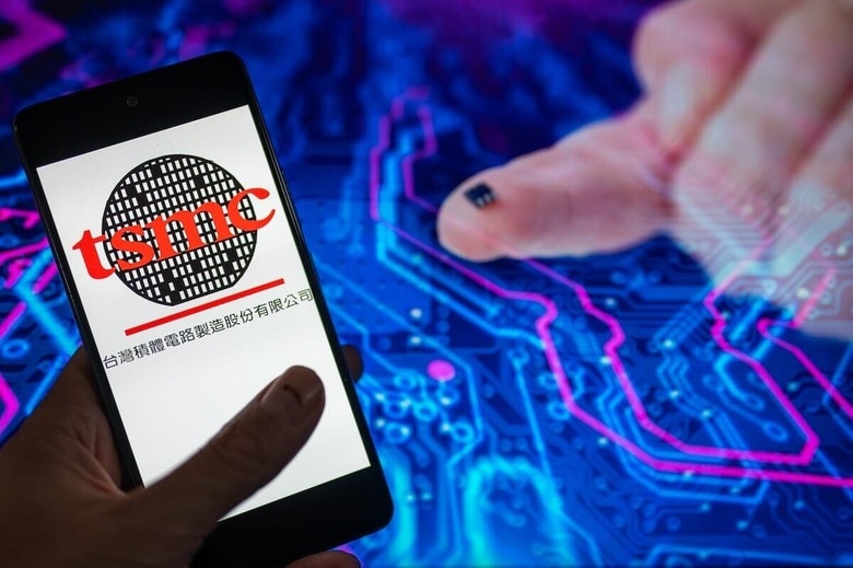 TSMCのロゴと半導体（2023、ベルギーのブリュッセル）Jonathan Raa via Reuters Connect