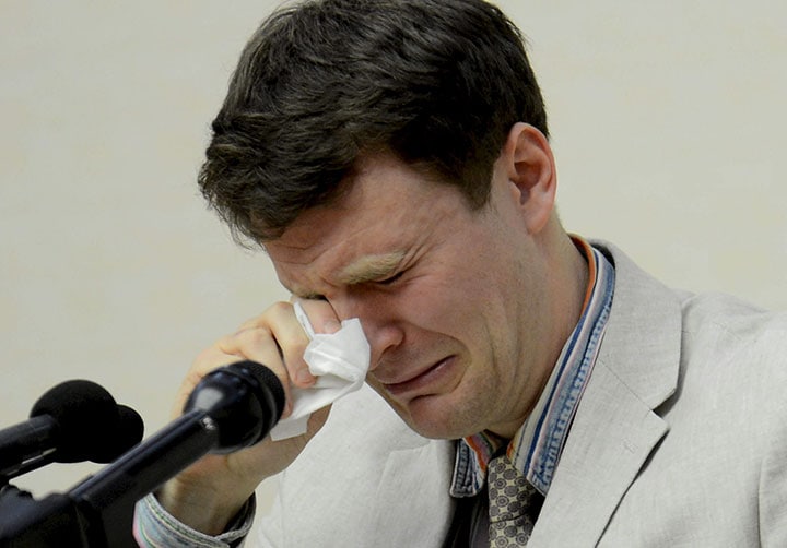 2016年に些細な罪で拘束され、自白を強要されて平壌で記者会見するアメリカ人大学生オットー・ワームビア（当時22）　KCNA-REUTERS