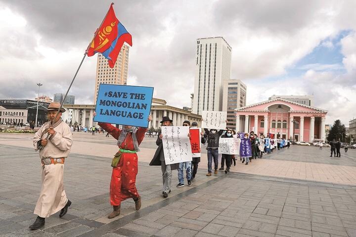 モンゴル語教育廃止に反対するデモ（ウランバートル市内）RENTSENDORJ BAZARSUKHーREUTERS