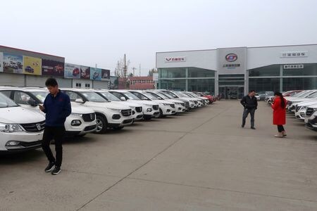　１２月１１日、業界団体の中国汽車工業協会（ＣＡＡＭ）は、２０２４年の国内自動車販売台数が３％増の３１００万台になるとの見通しを示した。河南省の販売店で２０１８年撮影（２０２３年　ロイター／Yilei Sun）