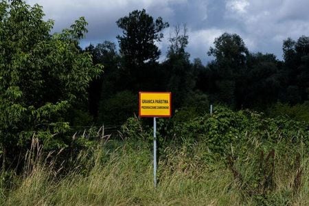 ポーランド政府は不法な越境阻止と安定維持のため、ベラルーシとの国境に約２０００人の兵士を派遣すると、内務次官が国営ポーランド通信（ＰＡＰ）に明かした。写真はベラルーシの国境近くにある越境禁止の標識。ポーランドで７月撮影。（2023年 ロイター/Kuba Stezycki）