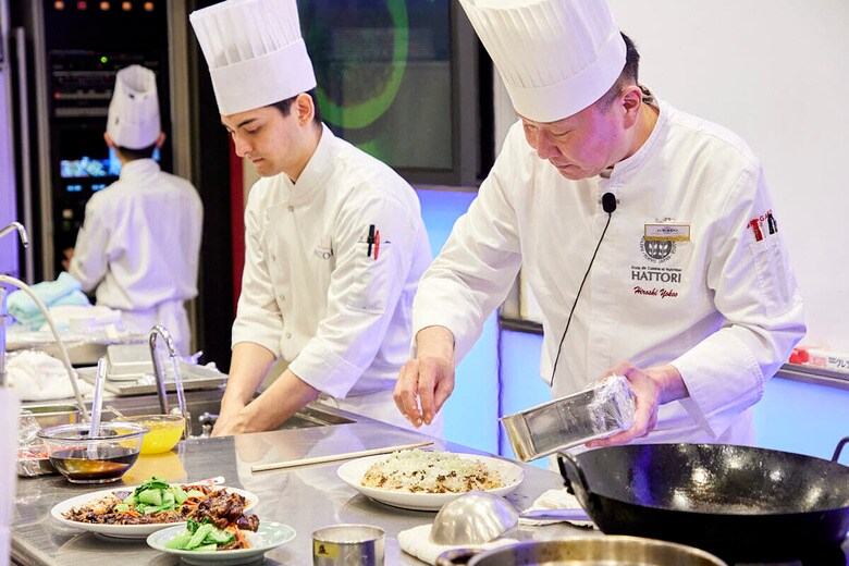 調理実習の指導を行う横尾博志氏ら、服部栄養専門学校のスタッフ