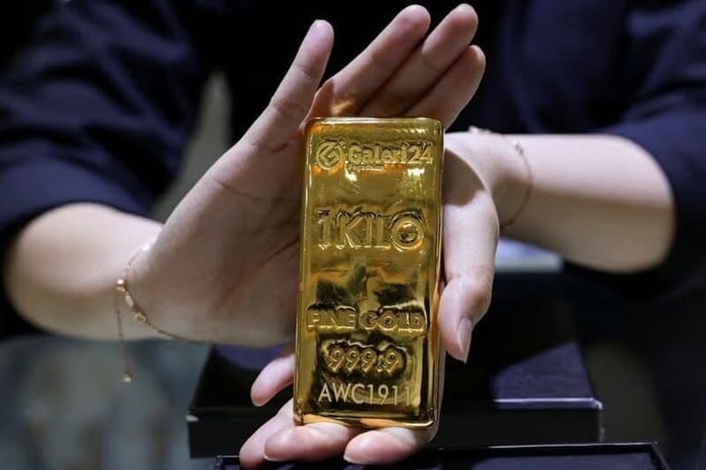 金現物が１３日の取引で史上最高値を更新した。米中貿易摩擦を巡る新たな懸念を背景に安全資産への需要から買われているほか、経済・政治の先行き不透明感や米利下げ期待も支援材料となっている。写真はインドネシア・ジャカルタの宝飾店で９日撮影（２０２５年　ロイター／Ajeng Dinar Ulfiana）