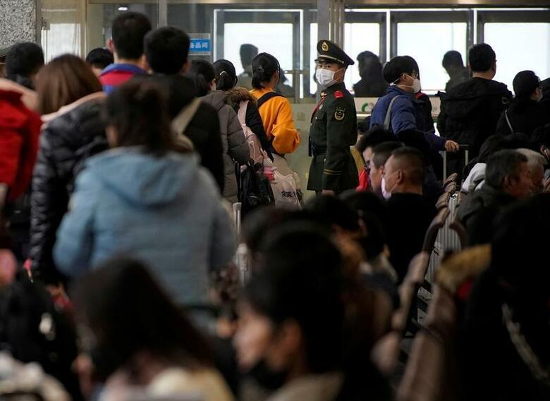 中国では春節（旧正月）の大型連休に伴う人々の大移動で新型肺炎の感染が急速に拡大するとの懸念が高まる中、企業は従業員にマスクを配布したり武漢への旅行を避けるよう警告を出すなど、対応策に追われている。写真は上海の駅で22日撮影（2020年　ロイター／Aly Song）