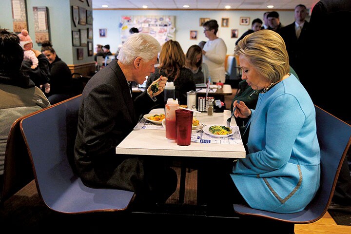 一緒に遊説に回るクリントン夫妻は険悪ムード？　Bryan Snyder-REUTERS