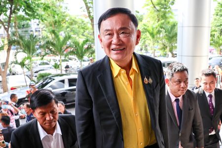 　８月１７日、タイで汚職罪などにより実刑判決を受けた後、仮釈放されたタクシン元首相（写真）は、国王の誕生日に伴う恩赦で正式に釈放されることになった。写真はタイのバンコクで１９日撮影（２０２４　ロイター／Athit Perawongmetha）