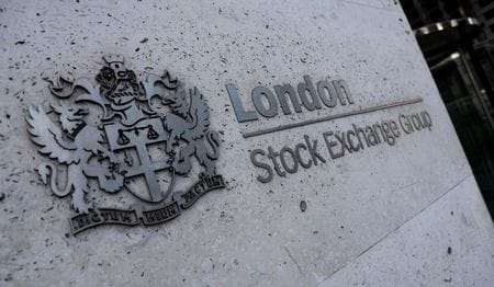 １２月２日、ロンドン証券取引所（ＬＳＥ）は、金融情報・分析会社リフィニティブを２７０億ドルで買収する計画について、欧州連合（ＥＵ）欧州委員会の承認を受けられる見通しになった。ロンドン証券取引所で２０１８年８月撮影（２０２０年　ロイター/Peter Nicholls）