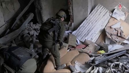 ウクライナ国家警備隊司令官は２３日、ロシア軍はウクライナでの夏季攻勢時に前線の予想外の地域を攻撃し、東部の都市ハリコフへの進撃を試みる可能性があると述べた。写真はロシア軍兵士。２月撮影。提供写真（２０２４年　ロイター/Russian Defence Ministry/via REUTERS）