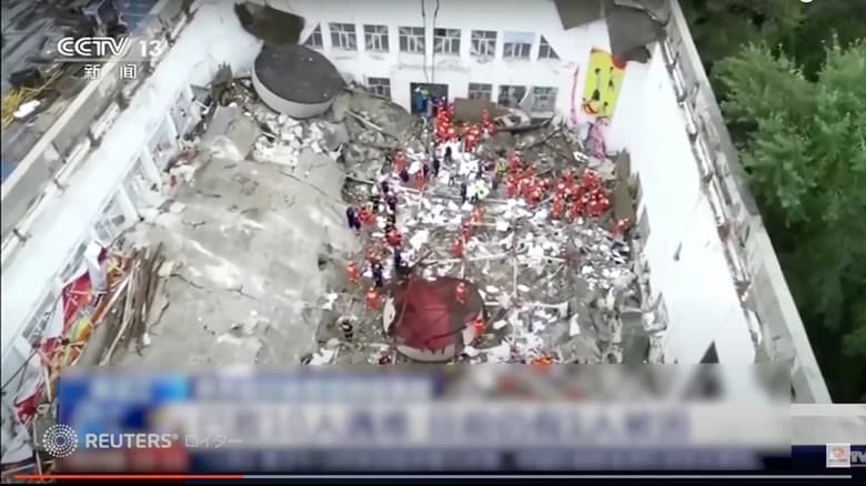 中国東北部の黒竜江省チチハル市の学校で23日、体育館のコンクリート製の屋根が崩落し、10人が死亡した。写真は屋根が抜け落ちた体育館　Reuters Japan / YouTube