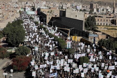　２月６日、米政府は、イエメンの人道危機に対応するため、同国のイスラム教シーア派武装組織「フーシ派」に対するテロリスト指定を解除する意向だ。写真は１月、サナアで行われた、米国によるイスラム教シーア派武装組織「フーシ派」に対するテロリスト指定に抗議するデモ（２０２１年　ロイター/Khaled Abdullah）