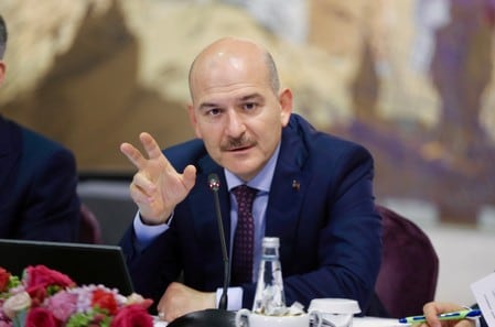 １１月１５日、トルコのソイル内相は過激派組織「イスラム国」（ＩＳ）の戦闘員１人が出身国である米国に飛行機で送還されたと述べた。写真は８月２１日、イスタンブールで記者会見するソイル内相（２０１９年　ロイター）