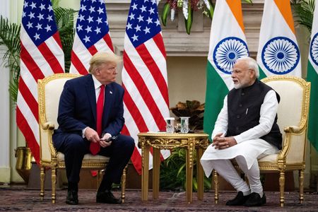 米ホワイトハウスの国家経済会議（ＮＥＣ）のハセット委員長は１０日、インドは輸入品を締め出すために「非常に高い」関税を賦課しているとの見解を示した。写真は２０２０年２月、インド・ニューデリーで会談するトランプ米大統領とインドのモディ首相（２０２５年　ロイター/Al Drago）