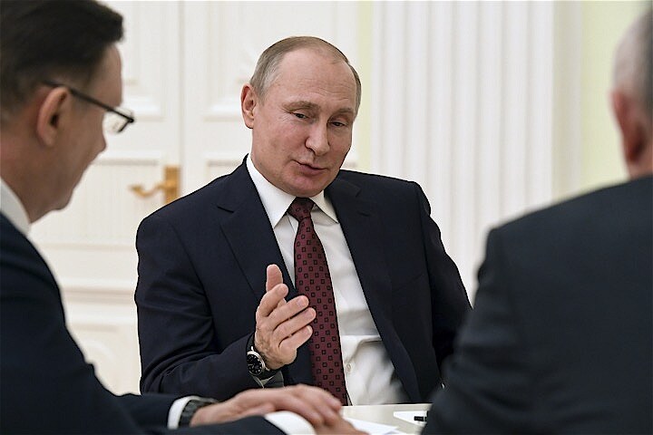 プーチン大統領は19日、ロシアには軍拡競争を繰り広げる意図はないとし、亀裂が広がっている西側諸国に対しソフトな姿勢を示した。写真は19日クレムリンで。REUTERS