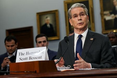 ベセント米財務長官は２日、連邦政府機関の一部閉鎖によって米経済成長に打撃を与える可能性があるという認識を示した。写真はワシントンの連邦議会議事堂で５月撮影（２０２５年　ロイター/Jonathan Ernst）