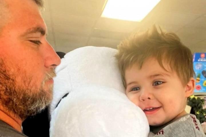 「小さなヒーロー」と称えられるブランドン君　KAYLA DAHL/Facebook