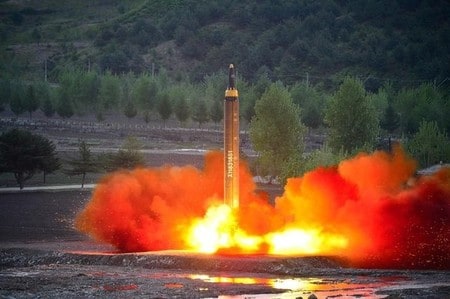 　５月１７日、トランプ米大統領は、韓国大統領の特使として訪米した洪錫炫氏に対し、北朝鮮の核・ミサイル開発問題について、状況が適切なら対話を通じて解決する用意があるとの考えを伝えた。写真は北朝鮮が発射したミサイル。提供写真（２０１７年　ロイター/KCNA via REUTERS）