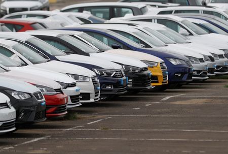 　英自動車工業会（ＳＭＭＴ）が４日発表した７月の自動車販売台数は、前年同月比２８％増の１４万３９２１台だった。電池式電気自動車（ＢＥＶ）の販売増が追い風となった。写真は英シアネスの港で２０１７年１０月撮影（２０２３年　ロイター/Peter Nicholls）