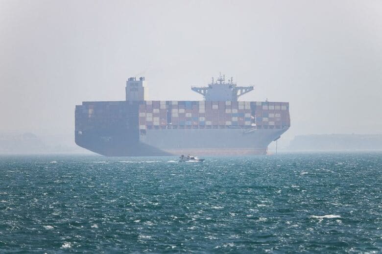 5月4日、イラン、バンダル・アッバス近くのホルムズ海峡。Amirhosein Khorgooi/ISNA/WANA (West Asia News Agency) via REUTERS