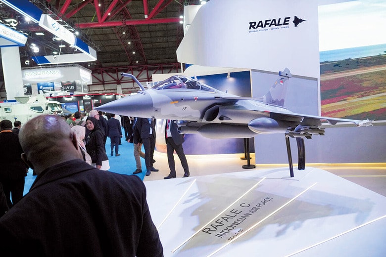 インドネシアの防衛産業展示会にお目見えしたフランス製戦闘機のレプリカ　AP/AFLO