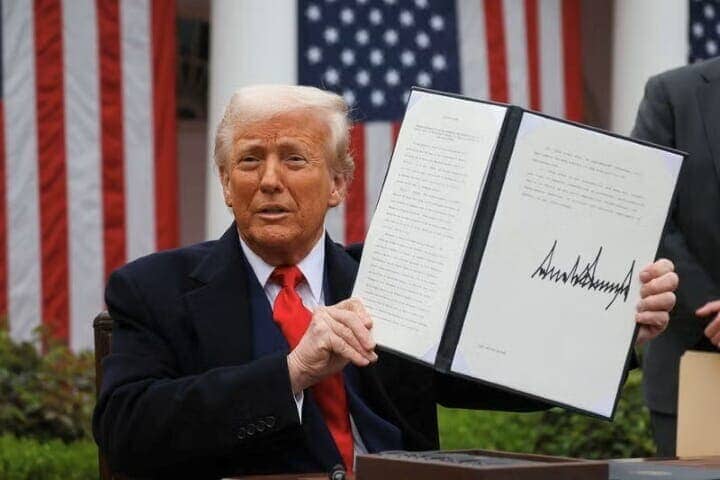 ４月３日、トランプ米大統領（写真）による包括的な関税措置発表を受け、貿易相手国は、対抗措置を警告するとともに、世界貿易への打撃に懸念を示した。４月２日、ワシントンで撮影（２０２５年　ロイター/Leah Millis）