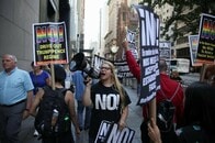 イスラム圏からの入国制限一部執行、ビザ審査などで混乱の可能性