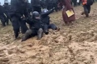 【動画】泥濘にはまった警官たちの哀れな姿