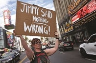 言論の自由を脅かすトランプに市民が立ち上がった...トランプに膝を折らせたハリウッドでの抗議