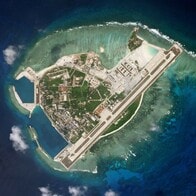 米軍艦2隻、南シナ海で「航行の自由」作戦実施　中国は軍艦と航空機を派遣
