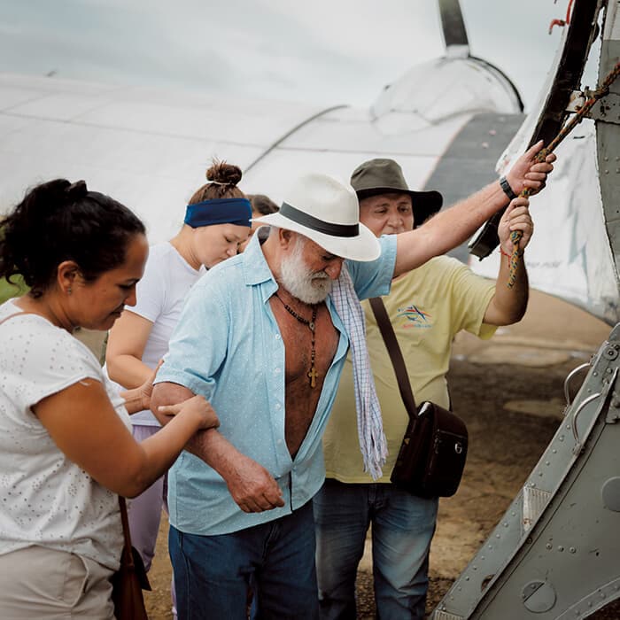 遠方に暮らす姪を訪ねるため機内に乗り込むバランコミナス在住の70歳の男性。航空機は住民の足でもある