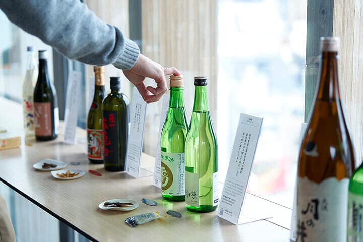 試飲体験に用意された日本酒・焼酎・泡盛などが並ぶ