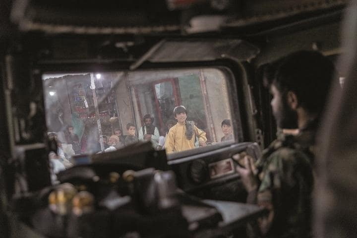 市場を通過してタリバンとの戦闘に向かうアフガニスタン政府軍特殊部隊（カンダハル州、7月12日）　DANISH SIDDIQUIｰREUTERS