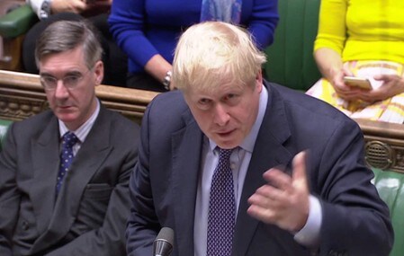 英国のジョンソン首相は２１日、英国の欧州連合（ＥＵ）の一段の延期は誰も望んでいないとし、議員に対しＥＵと合意した新たな離脱協定案を承認するよう呼び掛けた。１９日撮影（２０１９年　ロイター/REUTERS TV）